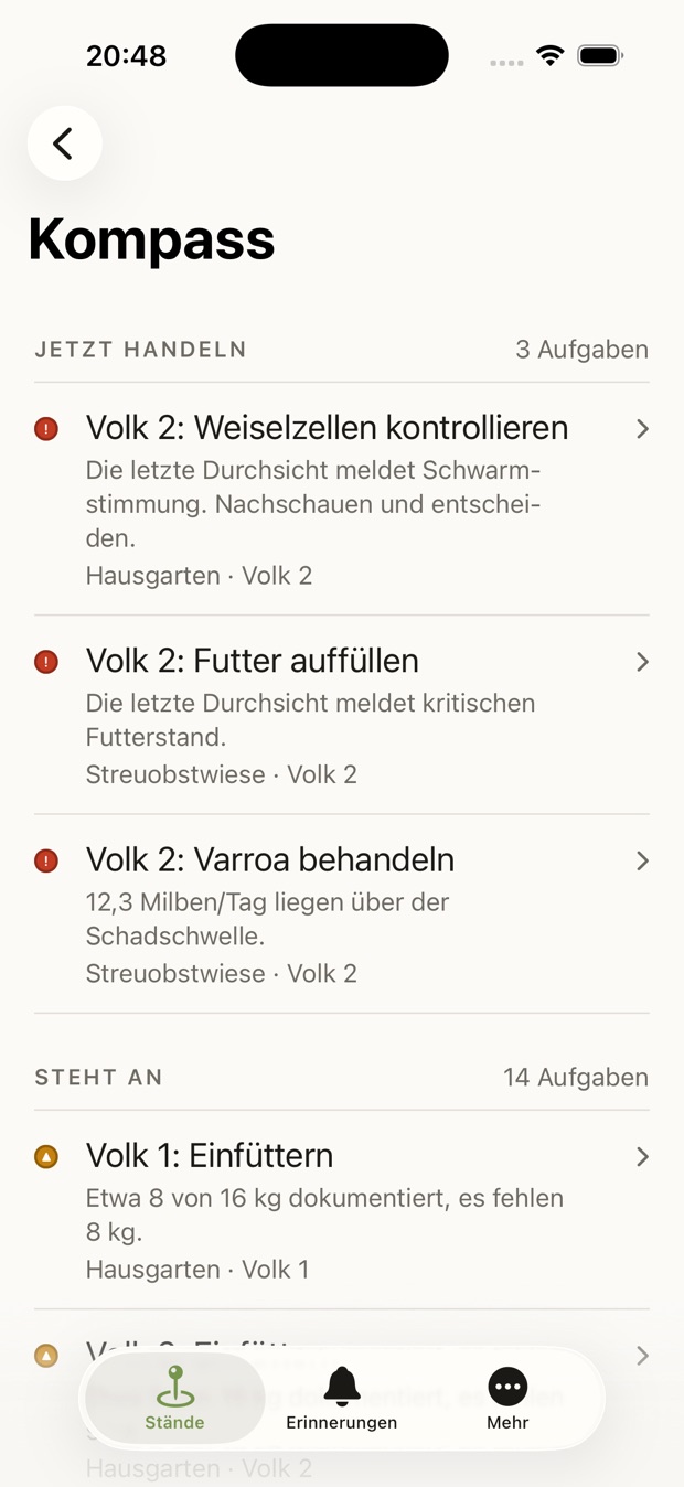 Kompass-Bildschirm: unter „Jetzt handeln“ drei Aufgaben, darunter Weiselzellen kontrollieren, Futter auffüllen und Varroa behandeln, darunter der Abschnitt „Steht an“ mit 14 Aufgaben